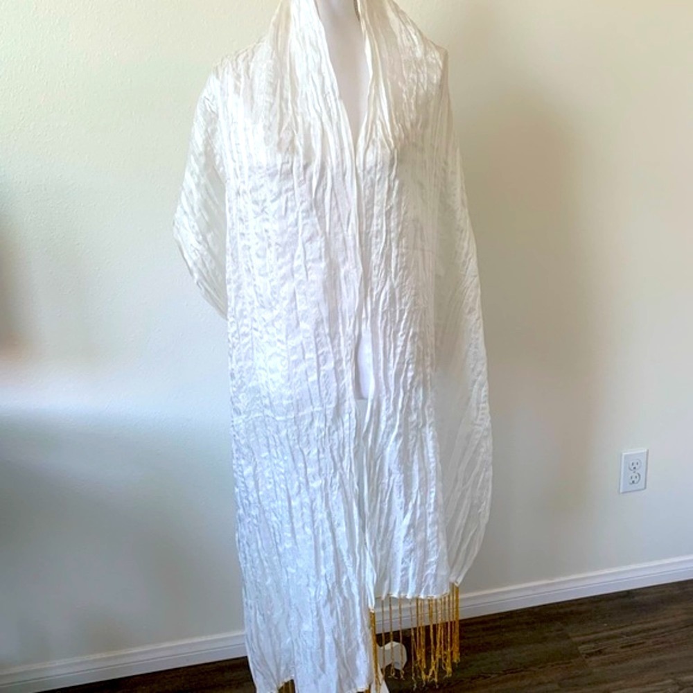 Elegant White and Gold Home Accent Scarf